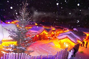 梦幻雪夜中的温馨小屋