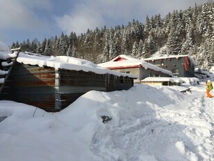 雪覆山间小屋冬日美景