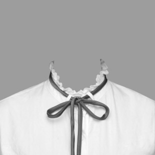 白色衬衫领口的精致蝴蝶结