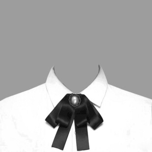 白色衬衫上的黑色蝴蝶结