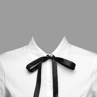 白色衬衫上的黑色蝴蝶结