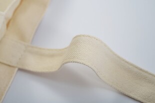 米色提带细节特写