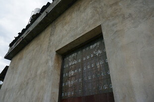 古朴墙面与木质门窗