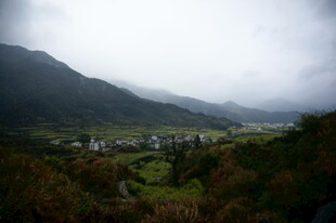 山间村落 云雾缭绕之景