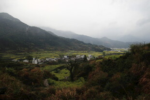 山间村落 云雾缭绕之景