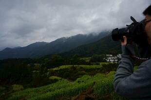 摄影师山间取景瞬间