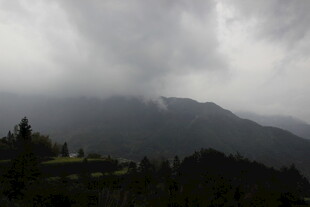 云雾缭绕的山峦景色