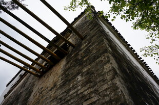 古老砖墙配金属栏杆