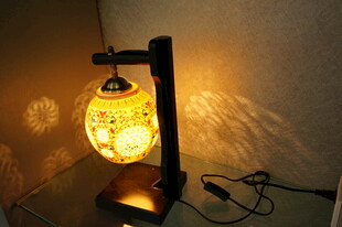 复古台灯散发温馨暖光