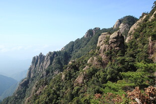 峻峭山峰绿意盎然