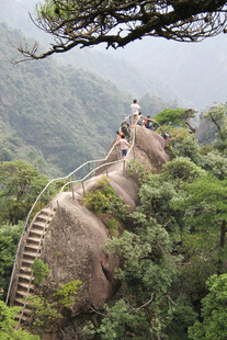 山间石阶上的攀登者