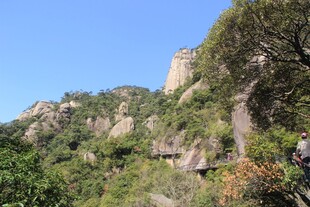 峻峭山峦间的绿意景致