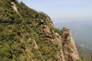 峻峭山峰绿意盎然