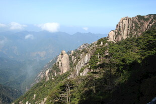 壮丽山景 奇峰绿意入画