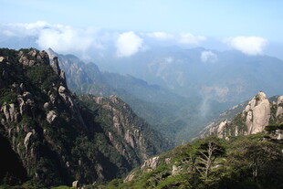 壮丽巍峨的高山景色