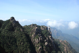 巍峨山峦云雾缭绕之景
