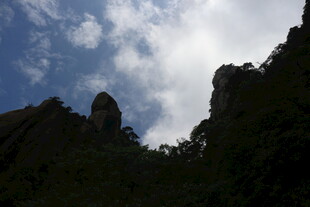 山峦与蓝天交织的景致