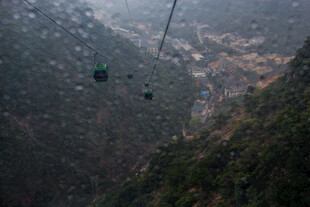 高空缆车穿梭于山林之间