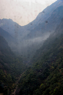 山间云雾缭绕的壮美景色