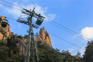 山间索道设施屹立