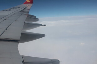 飞机机翼视角的高空景致