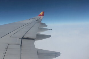 飞机机翼视角的高空美景