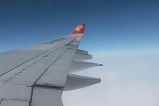 飞机机翼视角的高空美景