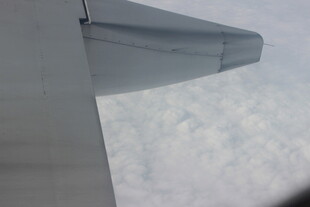 飞机机翼视角下的云层