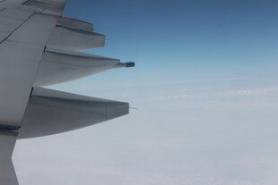 飞机机翼视角的高空景致