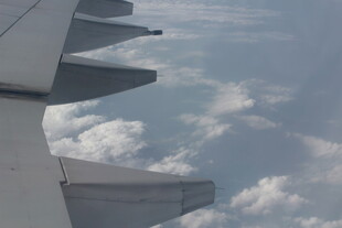 飞机机翼外的云海景观