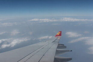 飞机机翼上的云端美景