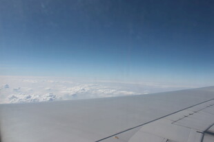 飞机窗外的云海蓝天