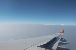 飞机机翼上的云端美景