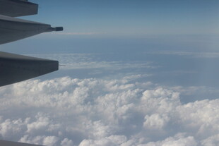 飞机窗外的云海美景