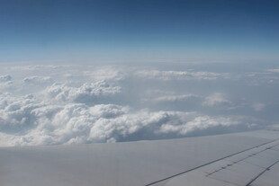 高空俯瞰云海壮丽景象
