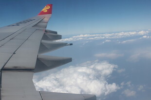 飞机机翼俯瞰云海美景