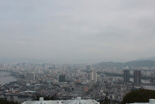 俯瞰雾中城市景观