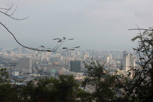 城市上空飞行器远景景观
