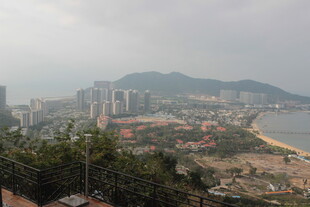 俯瞰山海间的城市风景
