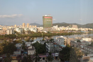 城市河畔风光远眺