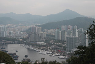 城市港湾与远山景致
