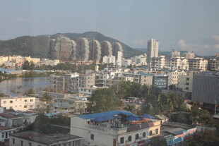 城市与远山的天际景观