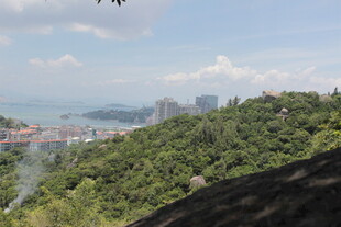 山巅俯瞰城市与山海风光