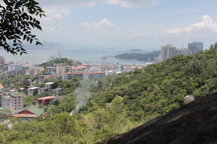 俯瞰城市与山海美景