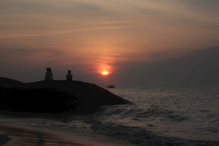 海边日落时的浪漫景致