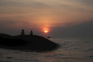 海边日落时的浪漫身影