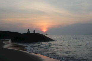 海边日落时的静谧景致