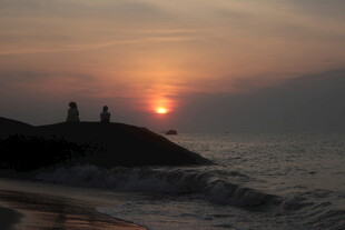 夕阳下海边的静谧身影