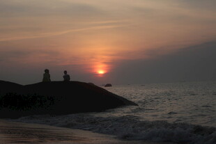 海边日落时的浪漫景致
