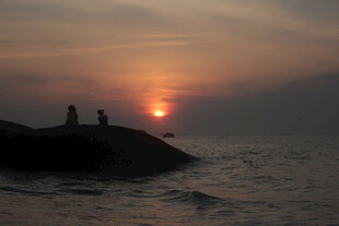 海边日落时的浪漫景象